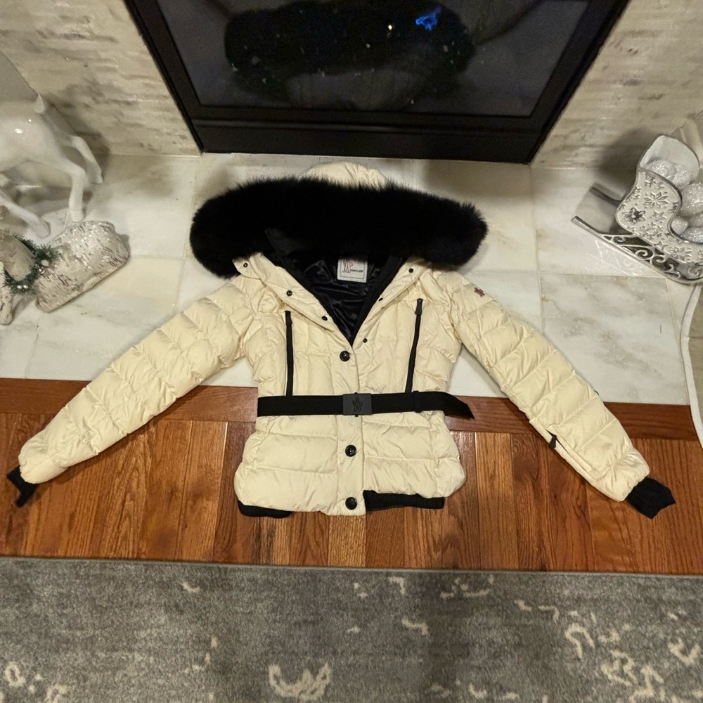 Moncler Women's Beverly
Giubbotto Beverly Jacket Size 3
Color: Off-White